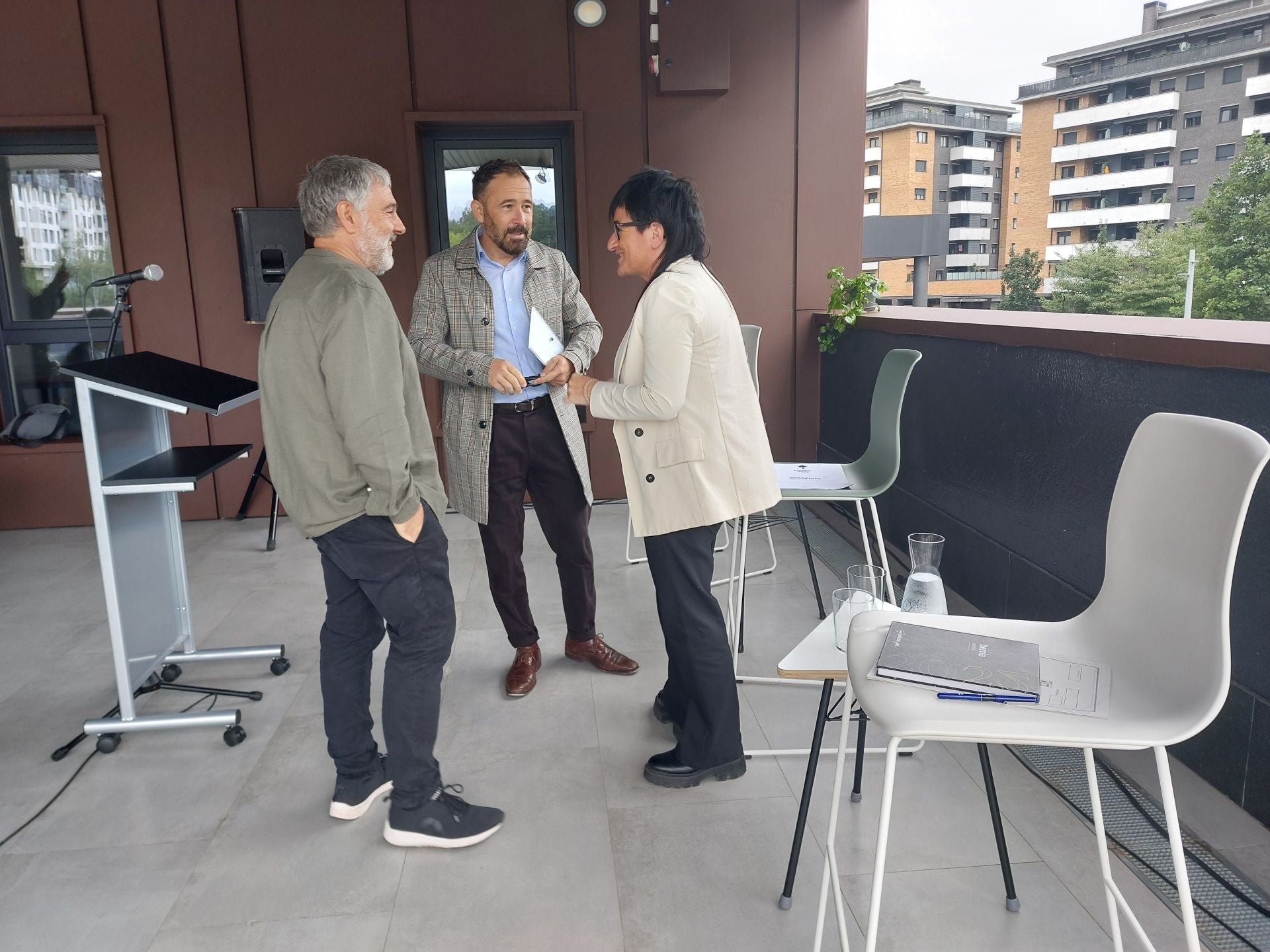 El consejero Denis Itxaso, junto Xabier Urdangarin, alcalde de Astigarraga, y la alcaldesa de Usurbil, Agurtzane Solaberrieta.