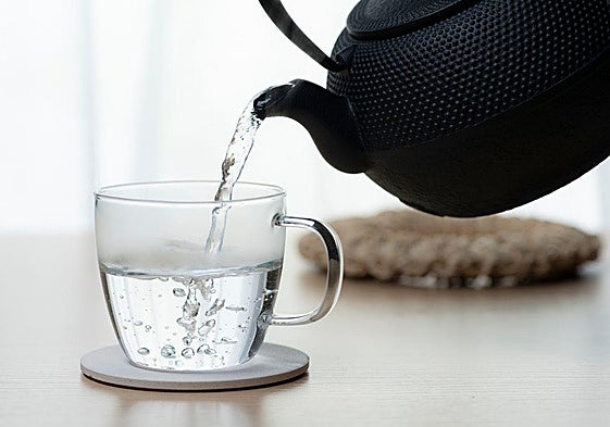 Estos son los beneficios de beber un vaso de agua caliente por la mañana