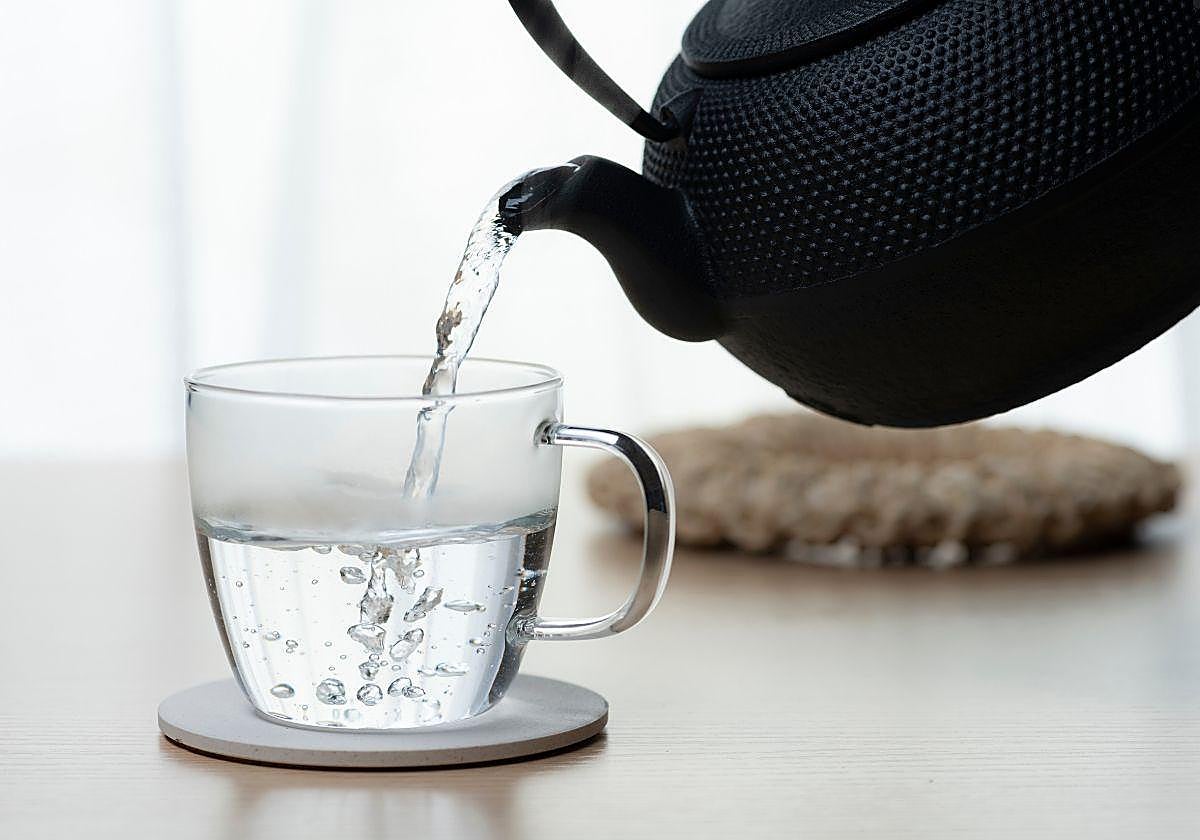 Estos son los beneficios de beber un vaso de agua caliente por la mañana