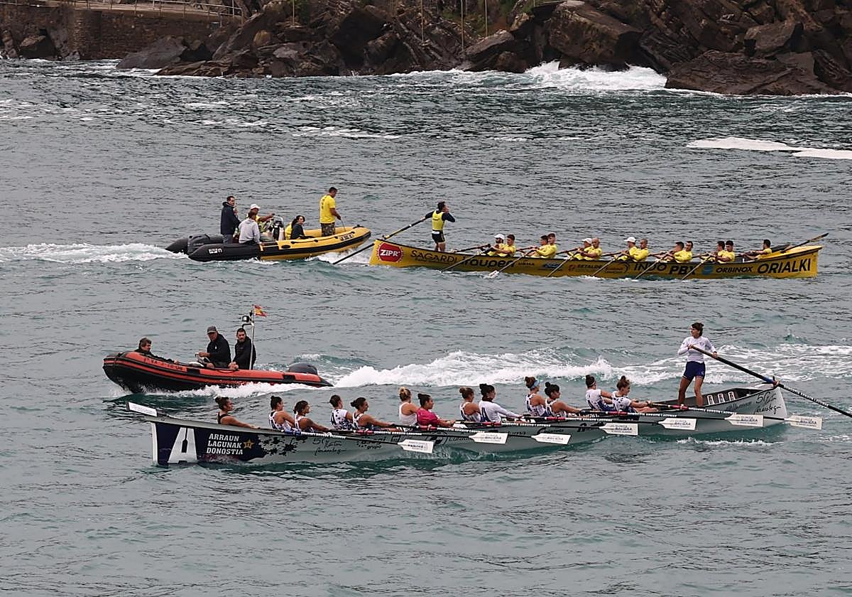 Las traineras de Orio y Arraun Lagunak se cruzan ayer en el último entrenamiento a la altura de la isla.
