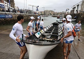 Los remeros de la Donostiarra se disponen a embarcar en la rampa del muelle ayer por la mañana.
