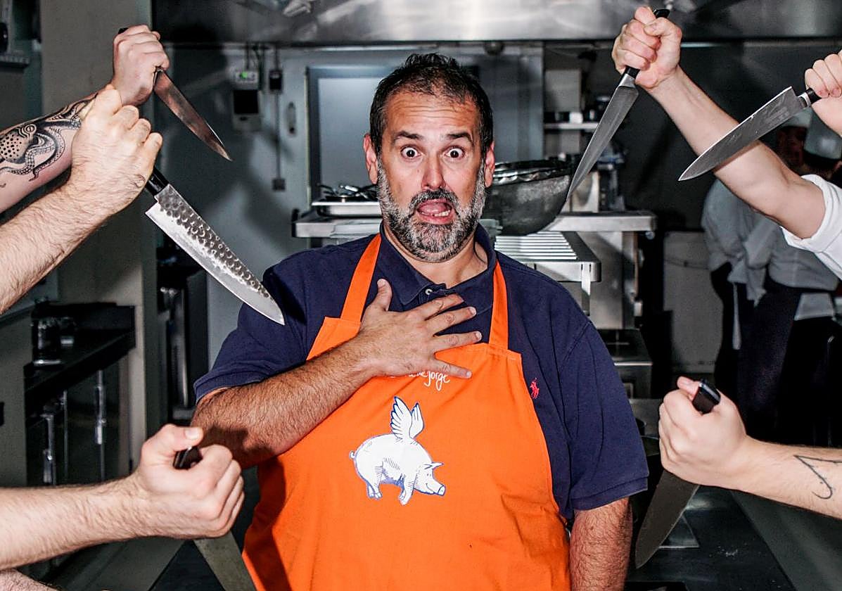 David de Jorge bromea bajo los cuchillos en la cocina de Martín Berasategui.