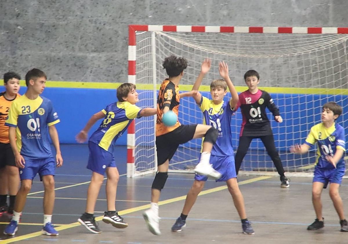 Los equipos de balonmano disputarán por la mañana sus partidos en Allurralde y Arrate.