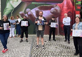 Aitor Brion, en el centro de la imagen, rodeado de diferentes agentes del municipio y las técnicas municipales de Cultura.