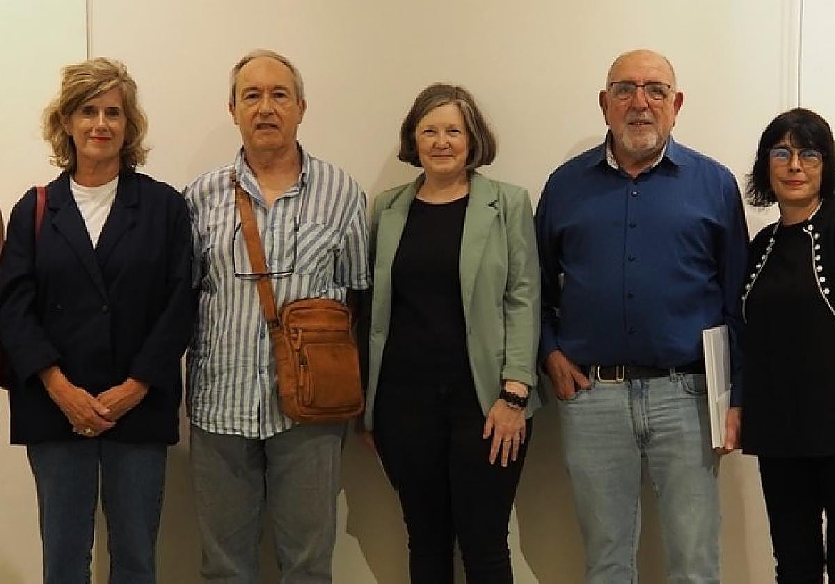 Premiados y miembros de la organización entre dos de las obras premiadas.