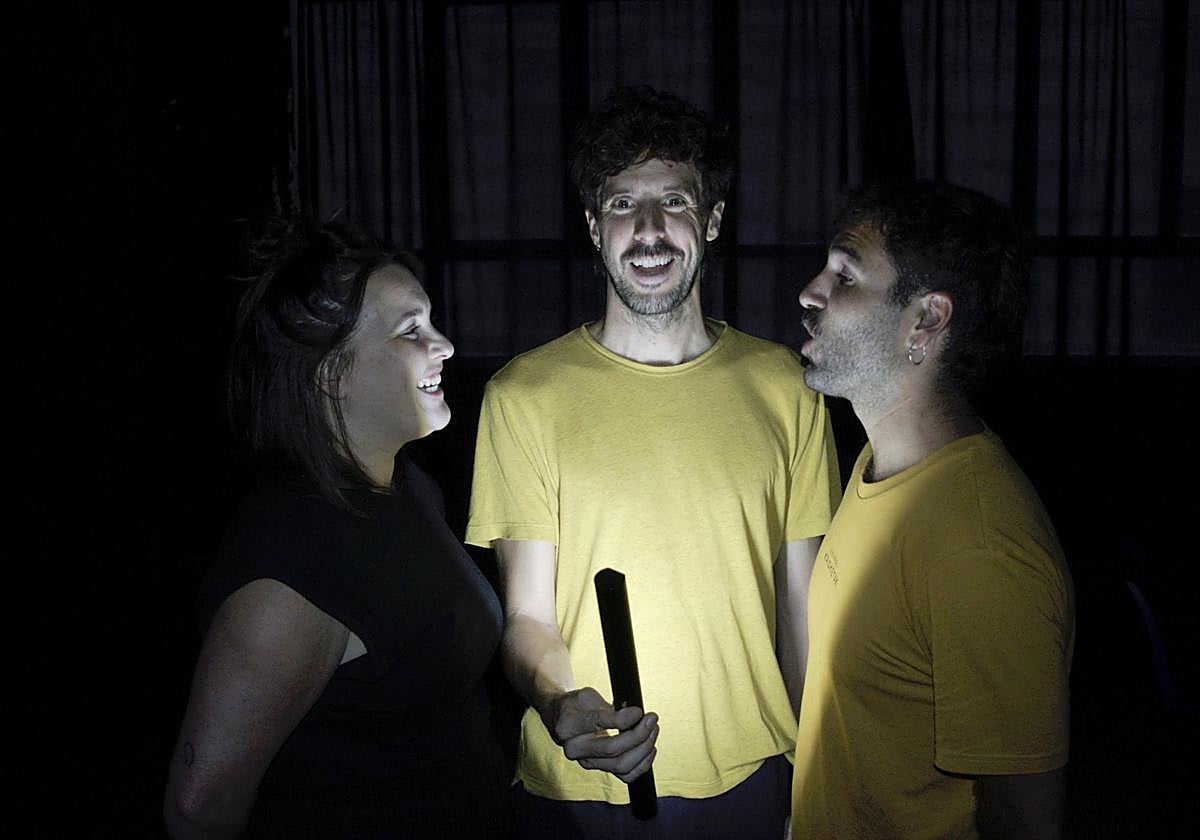 AmaHiru konpainiako kideak 'Igogailu batean amaitu zen mundua' obrako entseguan.