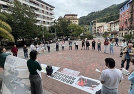 Concentración organizada por 'Animaliak Aske' a las siete de la tarde de ayer, en la plaza Areizaga-Kalebarren.