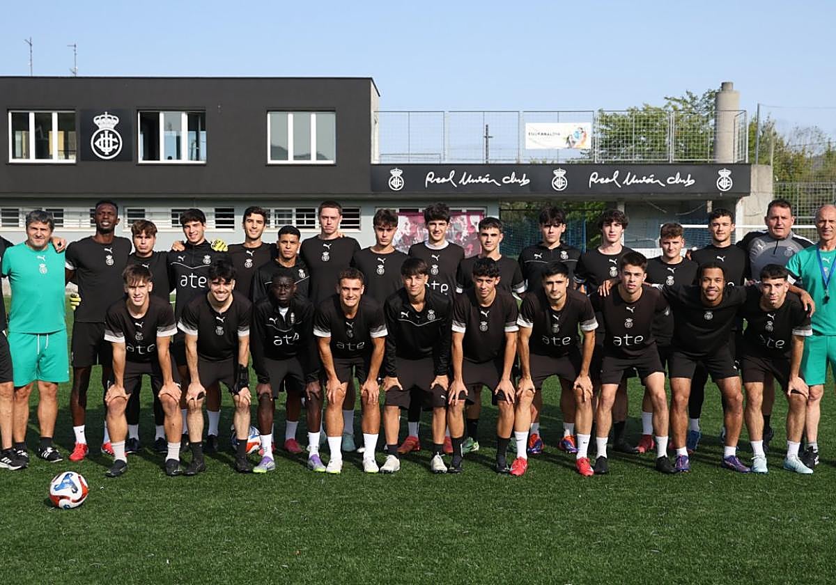 La plantilla y el staff del Roca para la nueva temporada que arranca este domingo para el filial unionista.