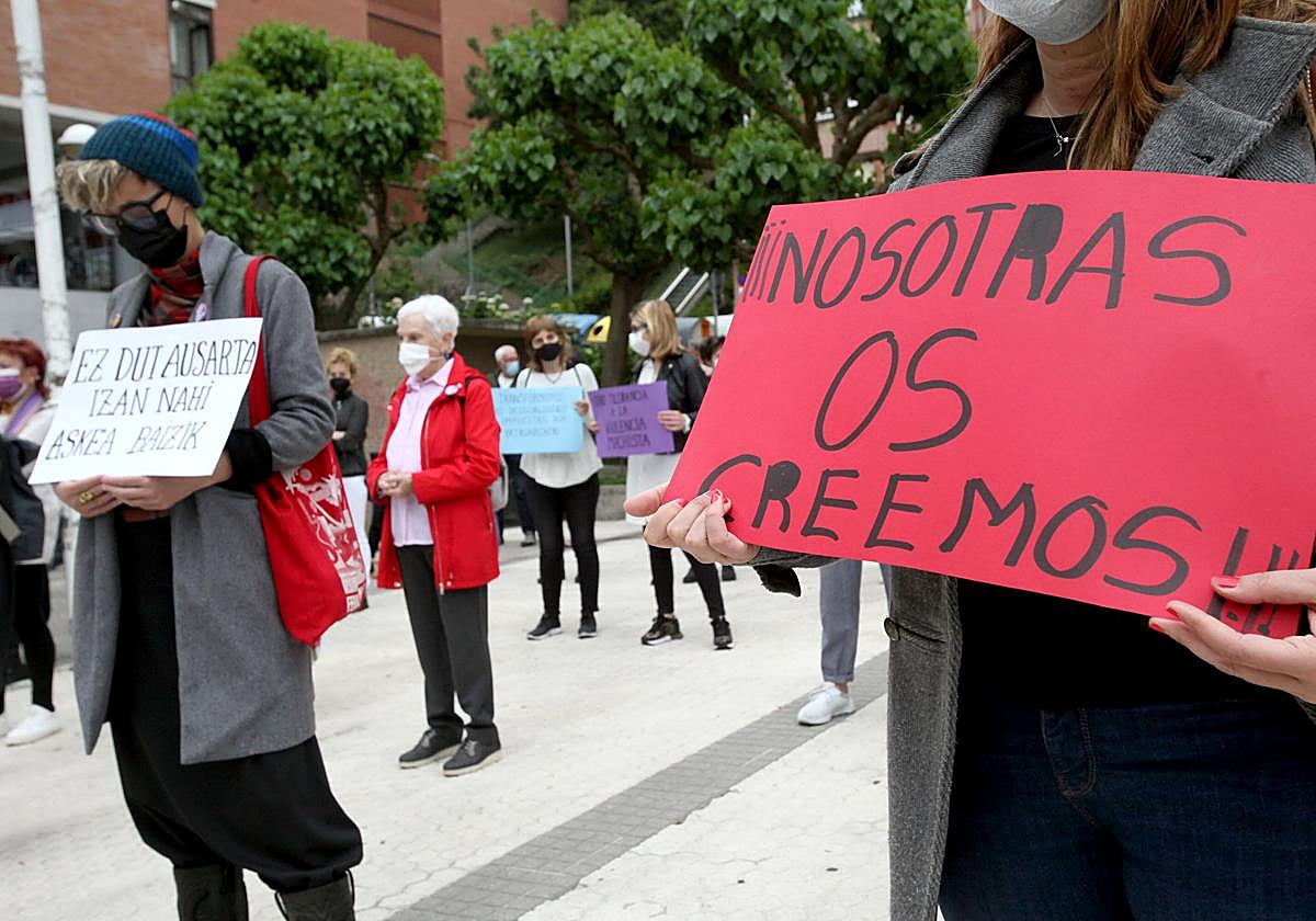 Concentración de apoyo a las víctimas realizada en Altza tras la detención del masajista en mayo de 2021.