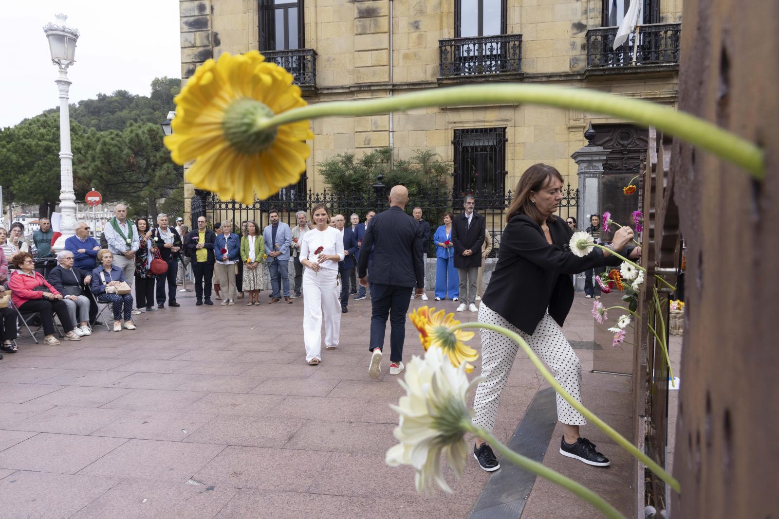Ofrenda con motivo del Día de la Memoria Histórica