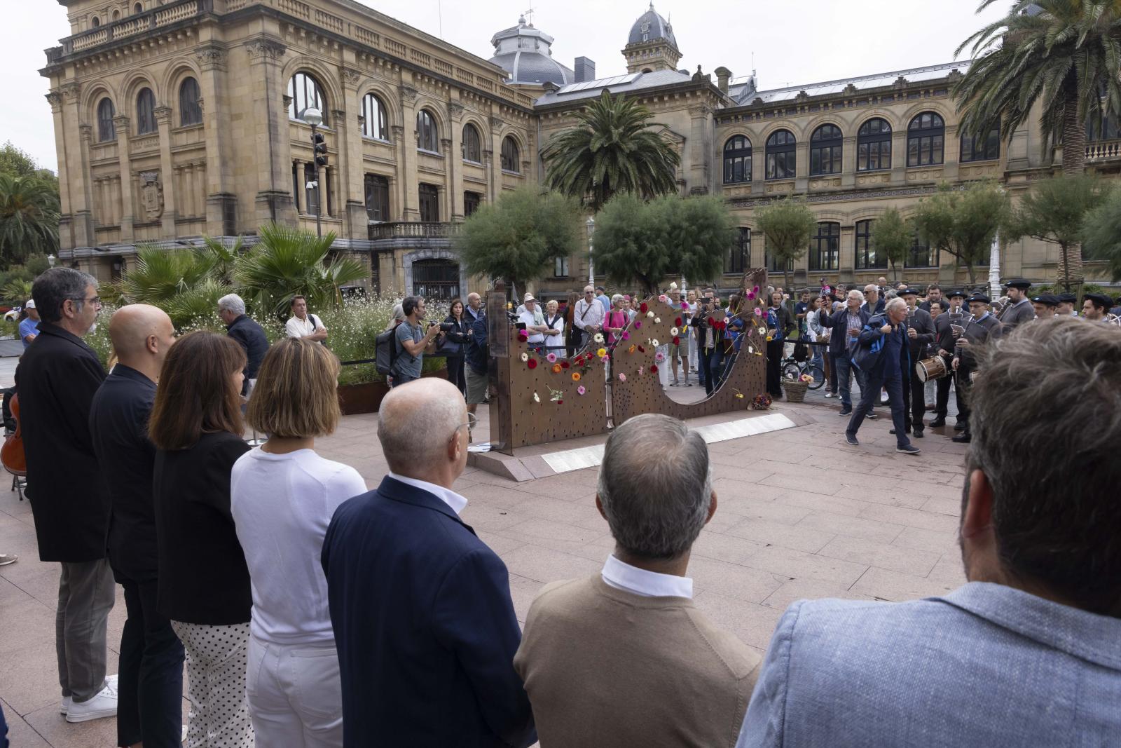 Ofrenda con motivo del Día de la Memoria Histórica