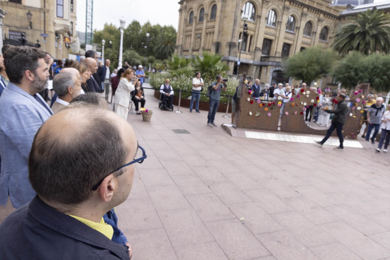 Ofrenda con motivo del Día de la Memoria Histórica