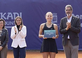 Oksana Selekhmeteva con el trofeo de ganadora junto al alcalde de Donostia Eneko Goia.