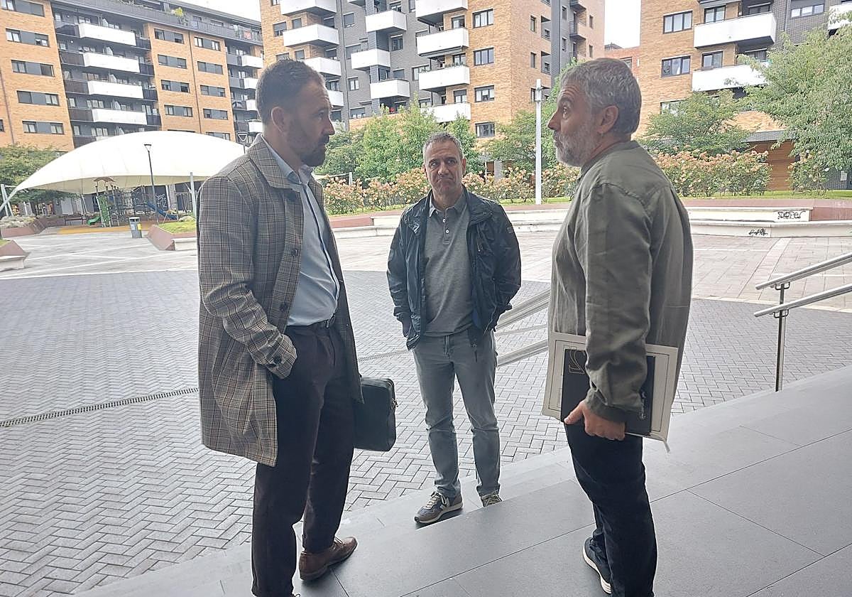 Urdangarin conversando ayer con Itxaso en Erribera.