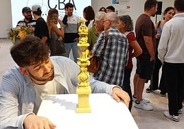 Jon Benet, en la inauguración de su muestra en el CBA, junto a la escultura que evoca al San Juan Arri.