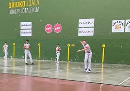 Pelotaris jugando un partido en el frontón cubierto de Orio.
