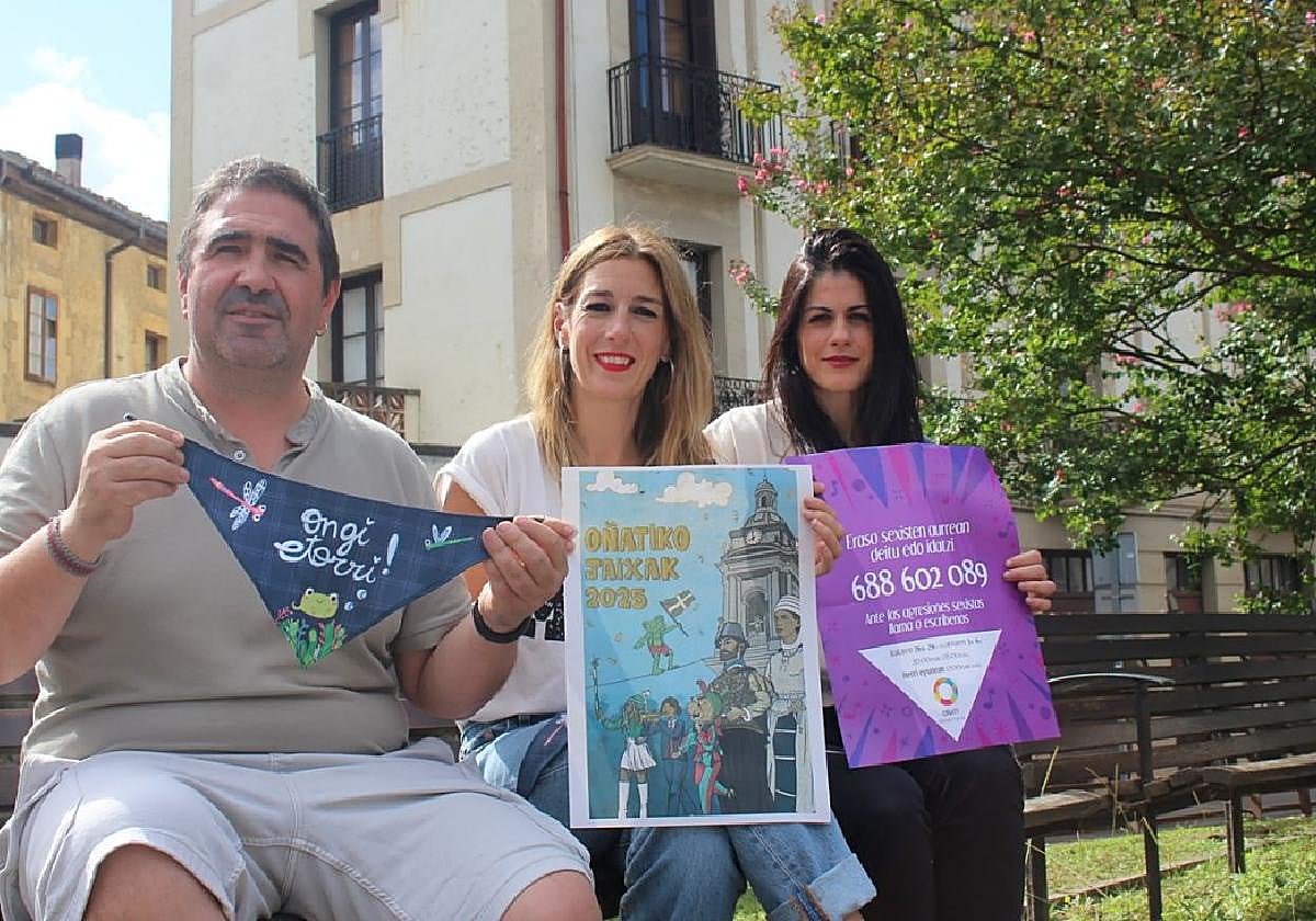 Olalde con el pañuelito de 'Atsolorra', Elorza con el cartel diseñado por Lur Gesalaga y Soraluze con el de la campaña contra la violencia sexista.