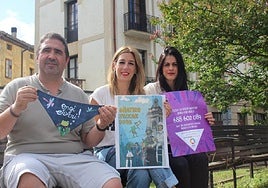 Olalde con el pañuelito de 'Atsolorra', Elorza con el cartel diseñado por Lur Gesalaga y Soraluze con el de la campaña contra la violencia sexista.
