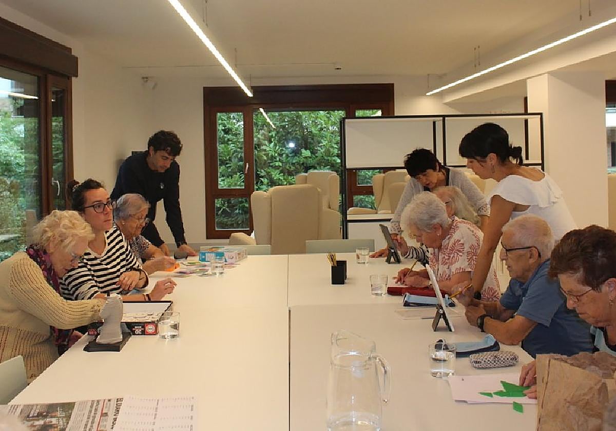 El alcalde Iturbe, la concejala de servicios Zubillaga y las dinamizadotas del nuevo recurso social junto a usuarios en la visita a las instalaciones.