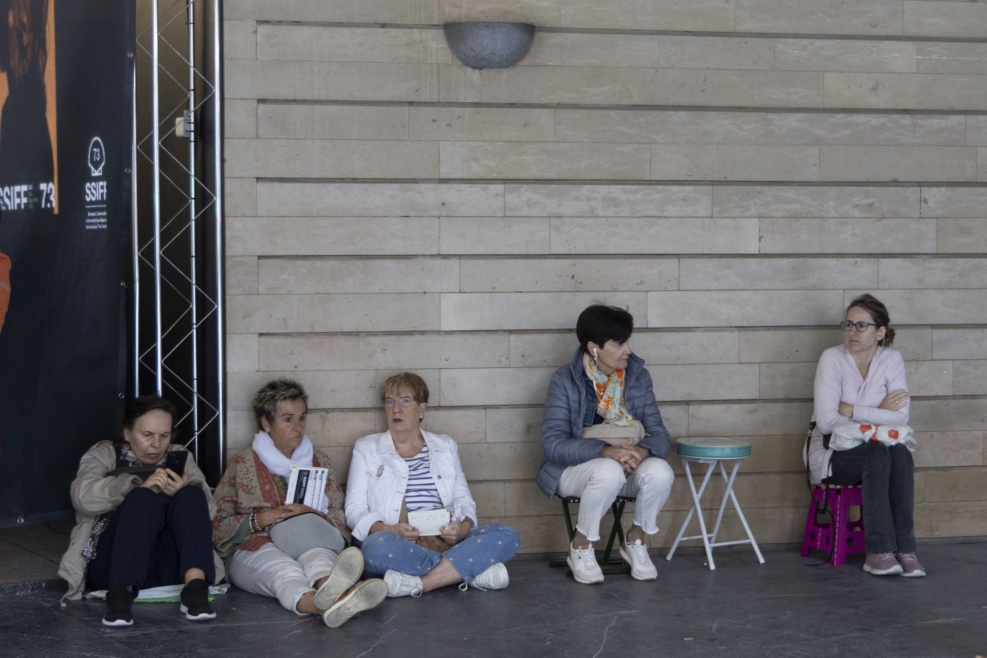 Colas en el Kursaal para conseguir entradas para el Zinemaldia