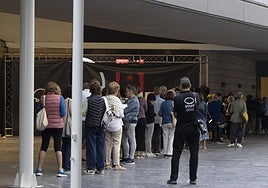 Una vista de la cola del Kursaal, poco antes de la apertura del Zinemaldi Plaza, a las nueve de la mañana.