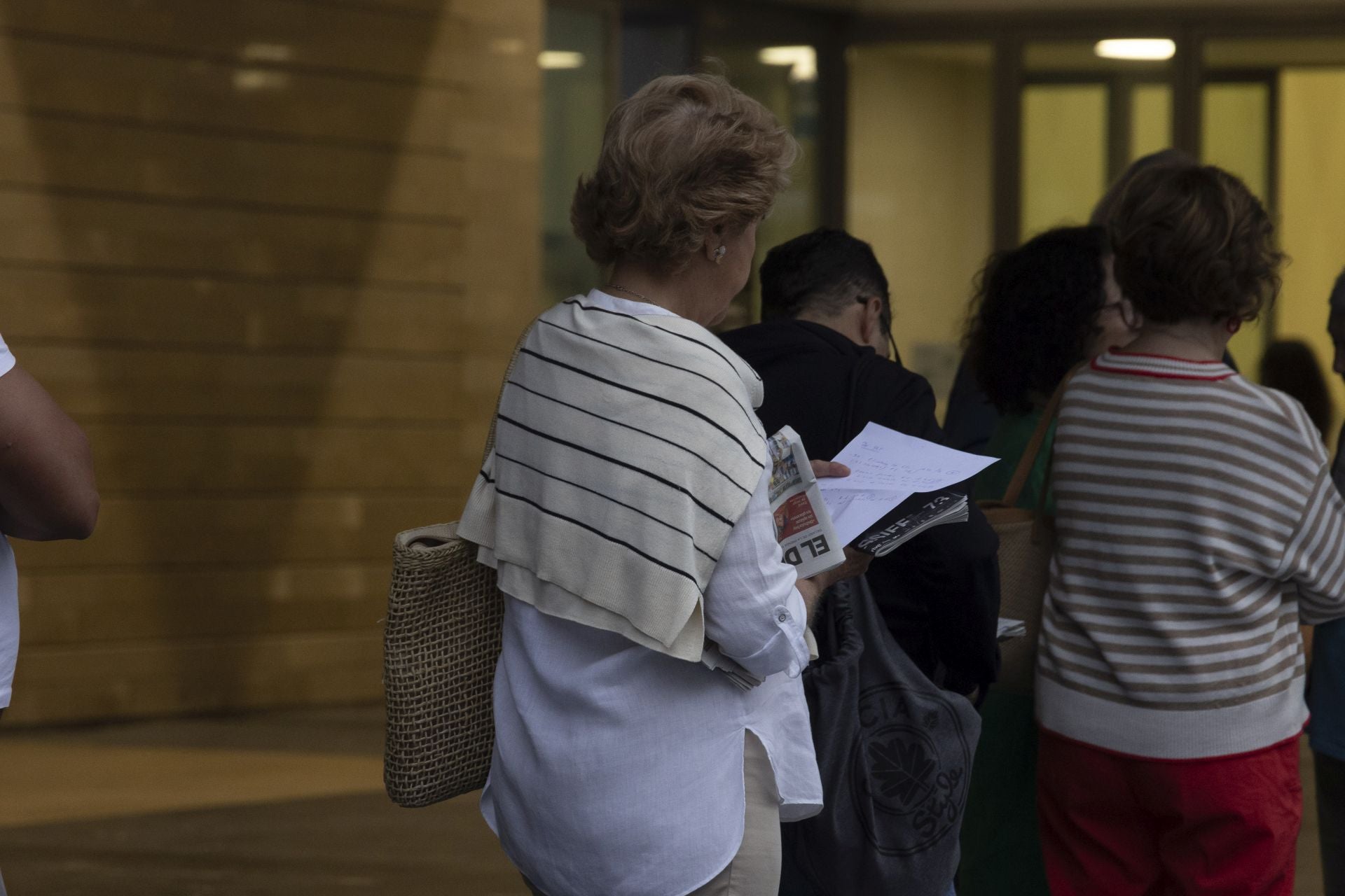 Colas en el Kursaal para conseguir entradas para el Zinemaldia