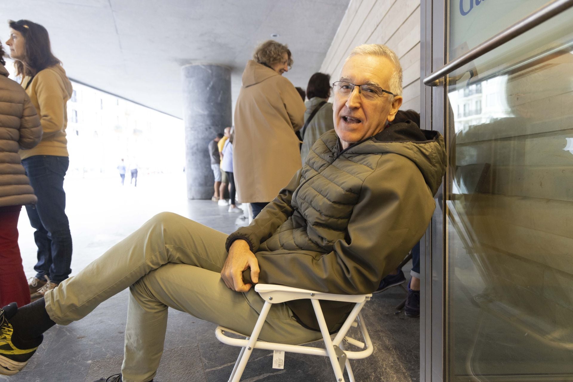 Colas en el Kursaal para conseguir entradas para el Zinemaldia