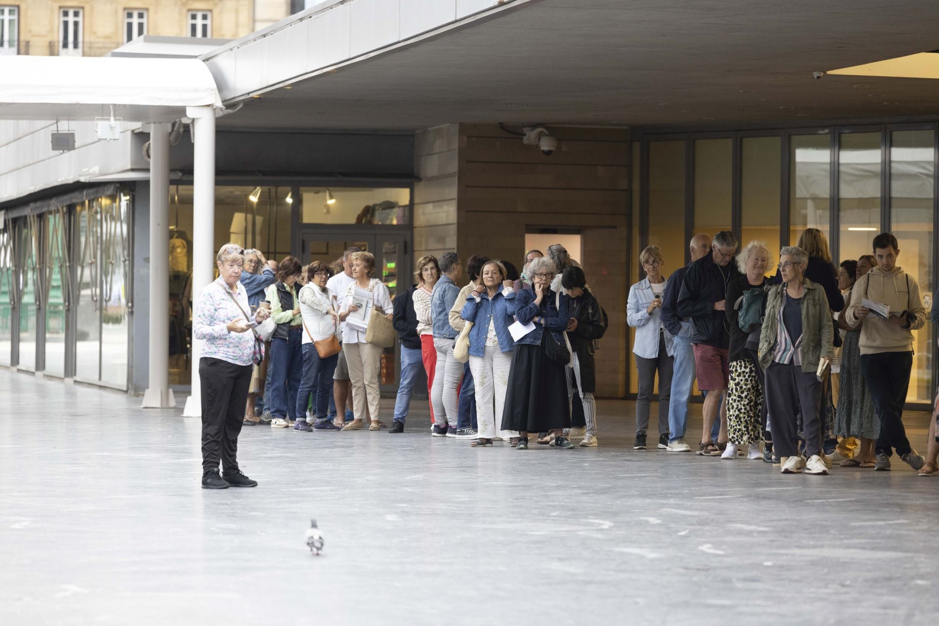 Colas en el Kursaal para conseguir entradas para el Zinemaldia
