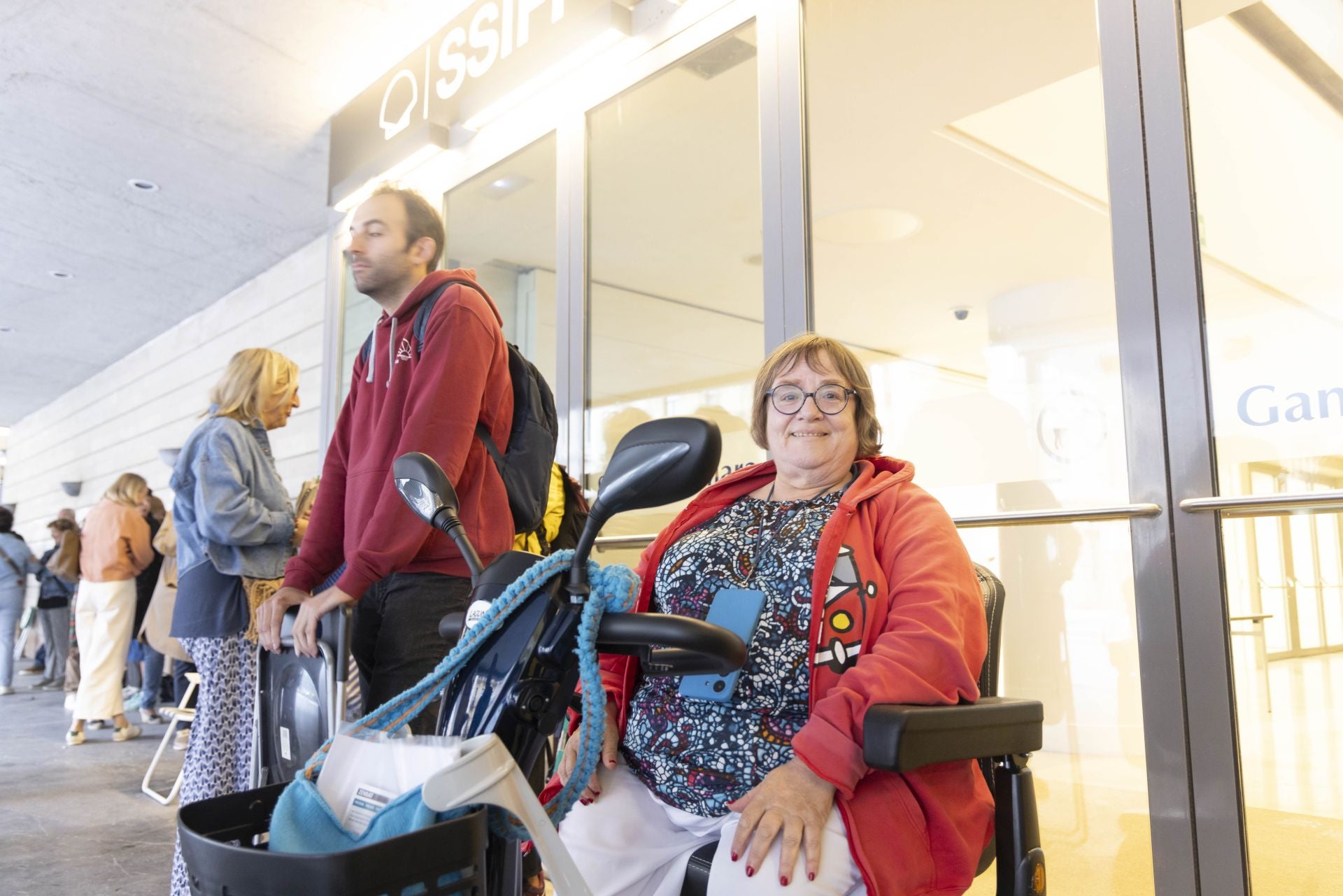 Colas en el Kursaal para conseguir entradas para el Zinemaldia