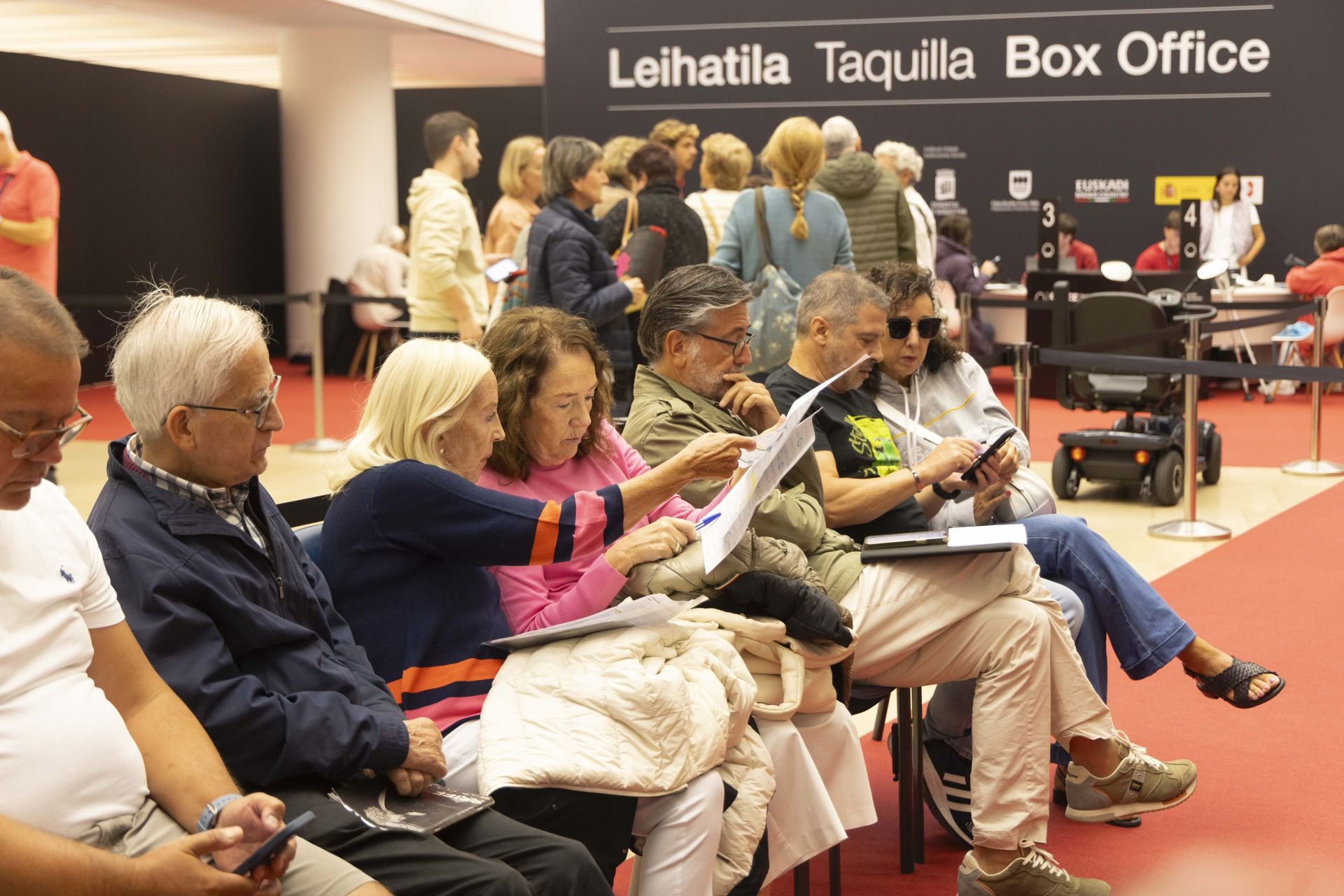 Colas en el Kursaal para conseguir entradas para el Zinemaldia