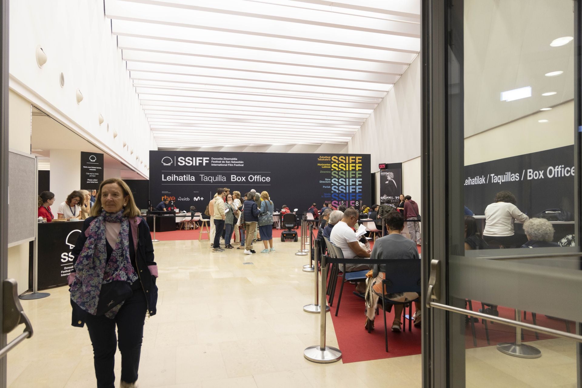 Colas en el Kursaal para conseguir entradas para el Zinemaldia