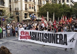 Cabeza de la manifestación de Ernai en el Boulevard donostiarra.