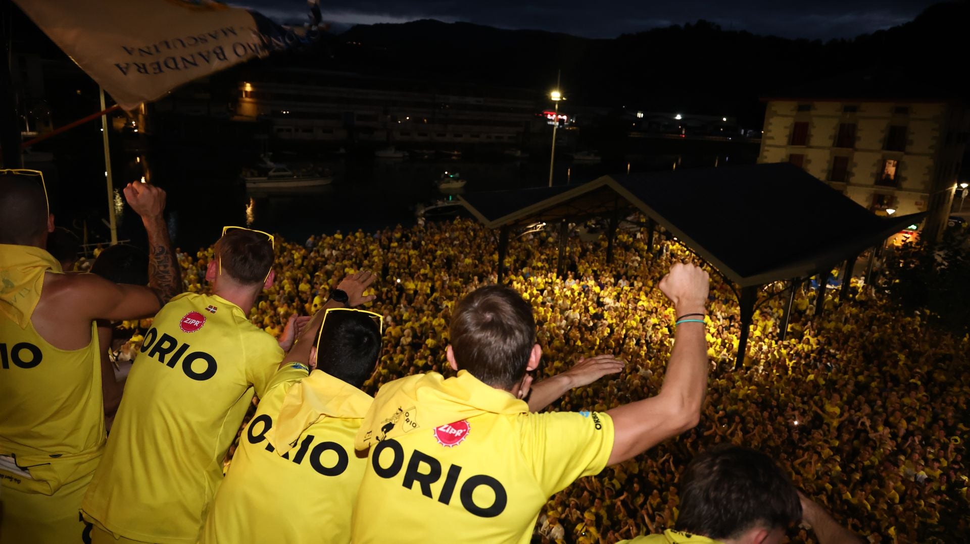 Gran recibimiento a la trainera de Orio