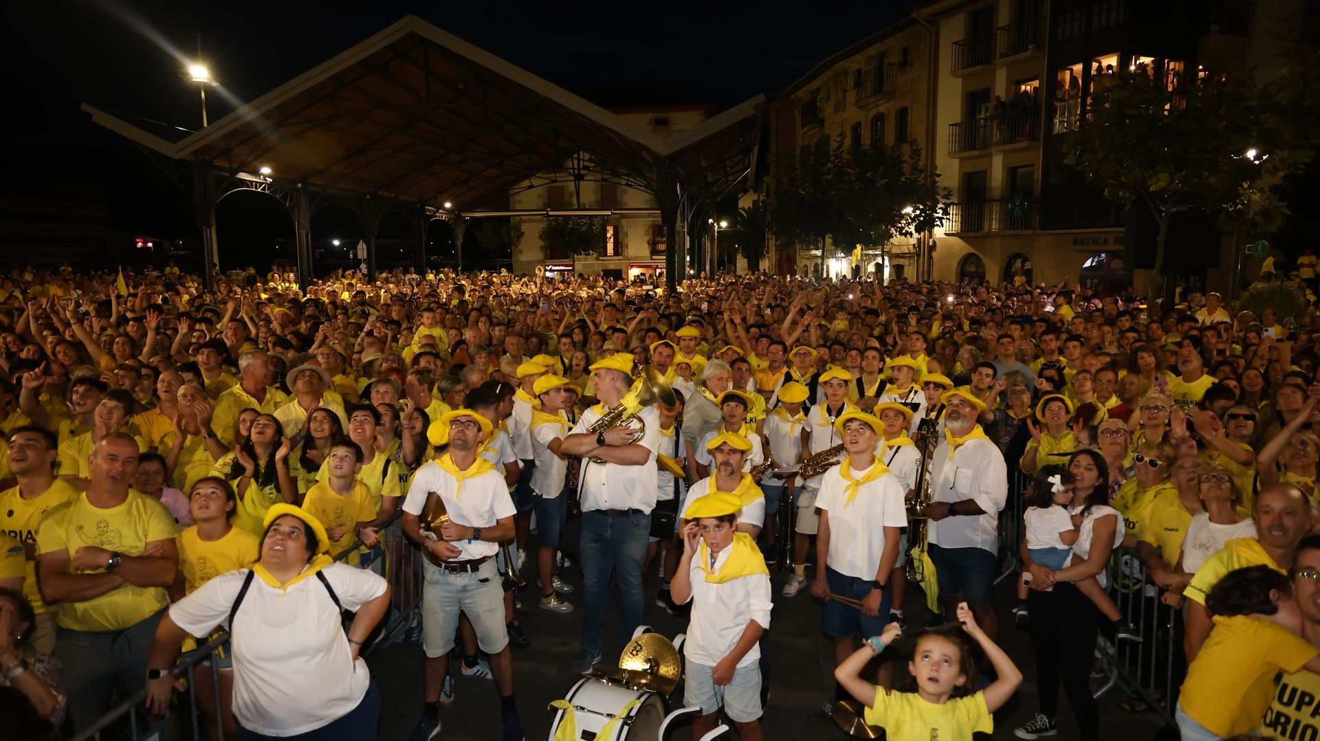 Gran recibimiento a la trainera de Orio