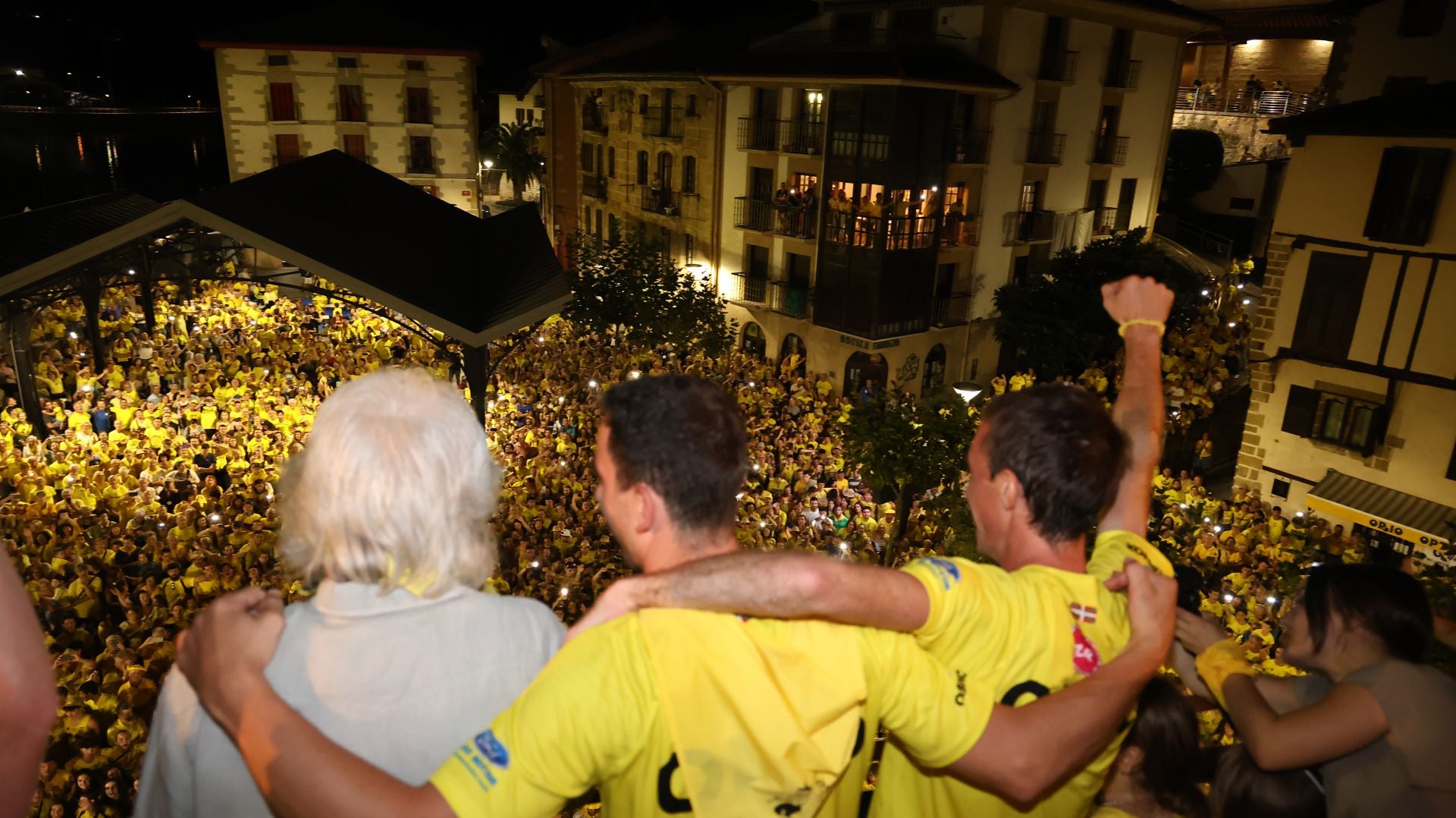 Gran recibimiento a la trainera de Orio