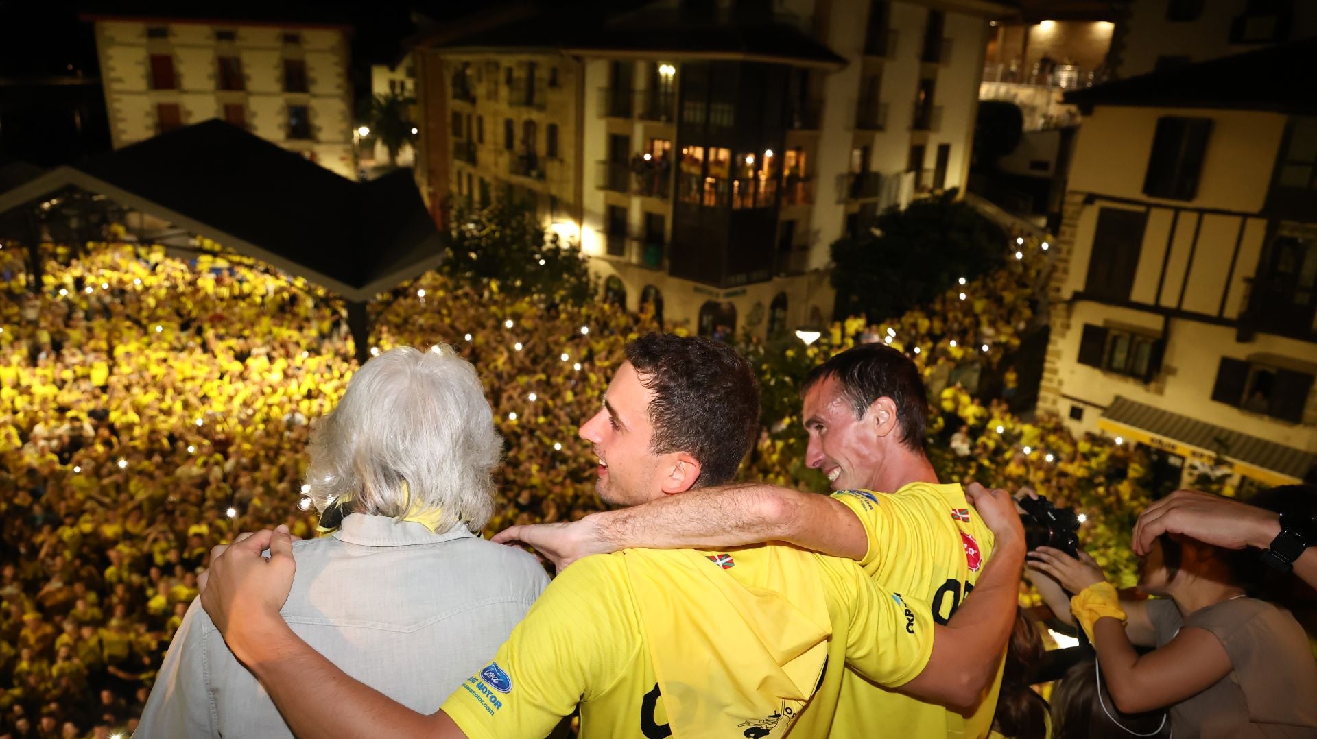 Gran recibimiento a la trainera de Orio