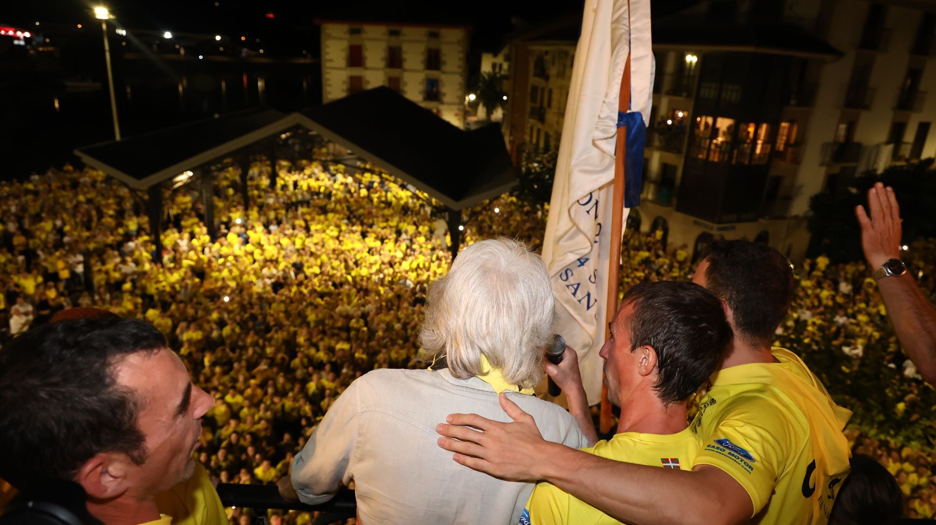 Gran recibimiento a la trainera de Orio