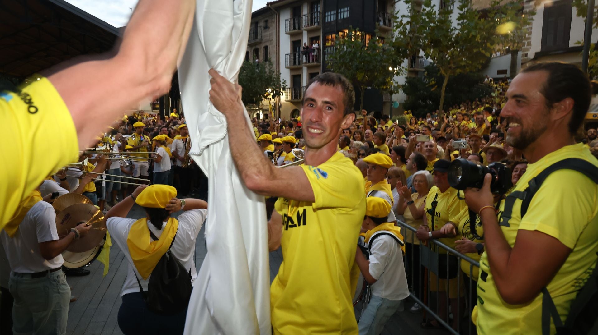 Gran recibimiento a la trainera de Orio