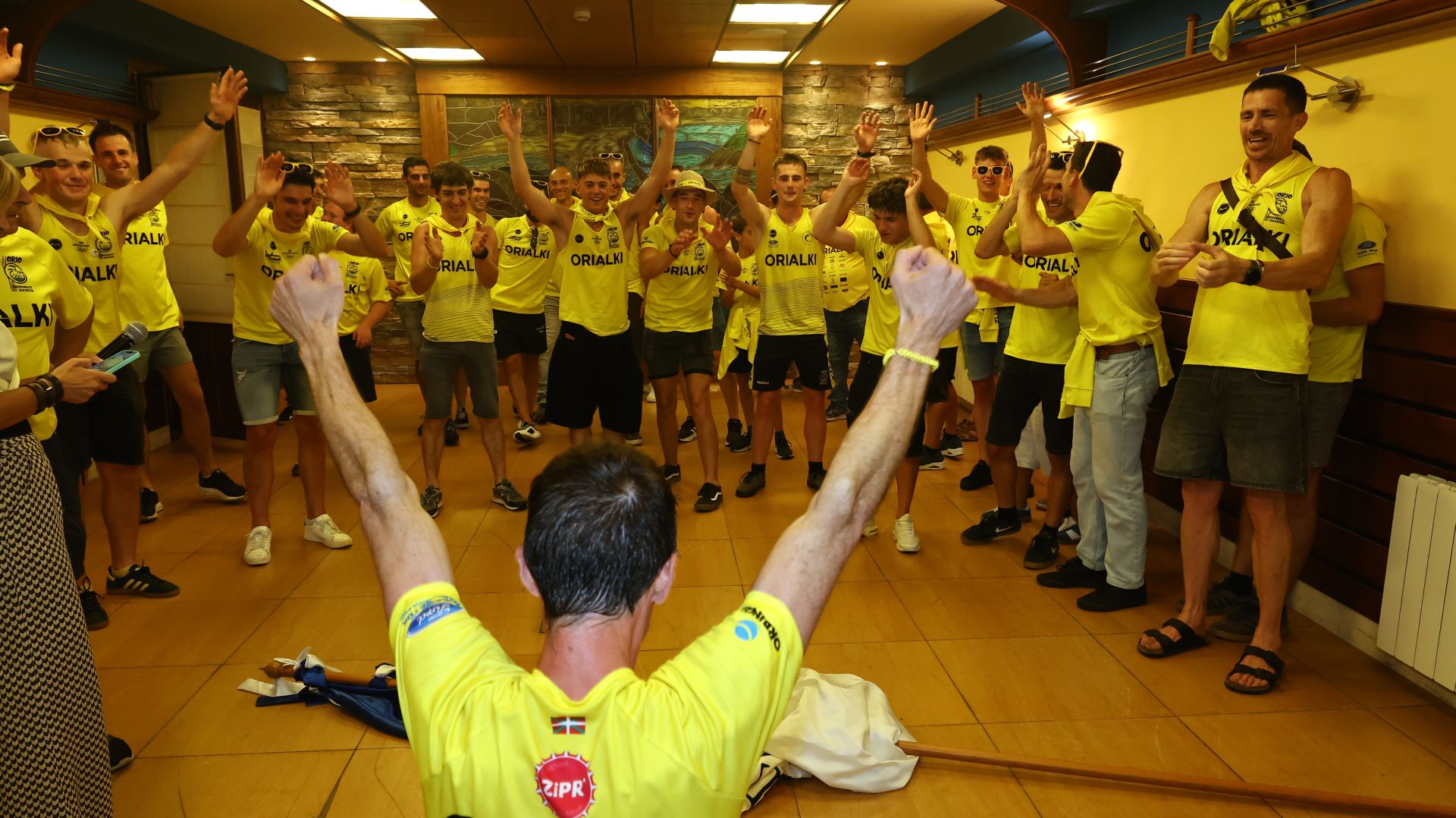 Gran recibimiento a la trainera de Orio