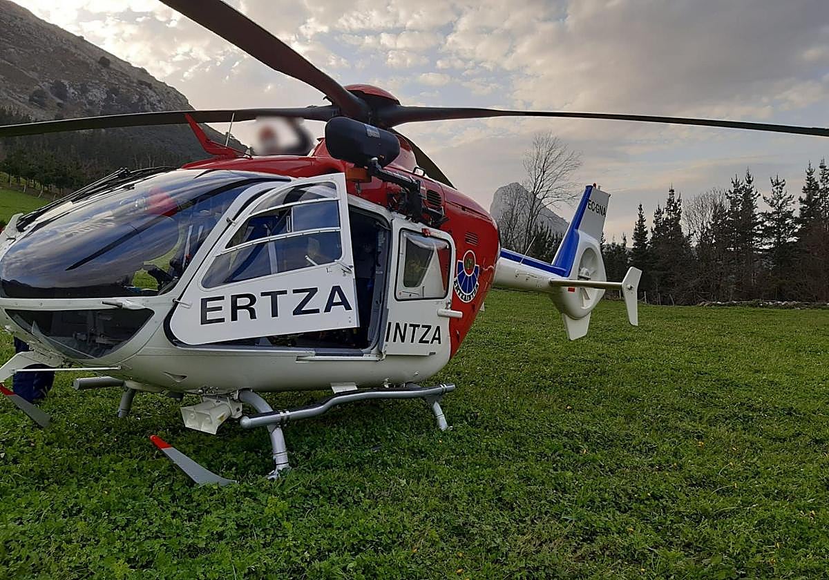 La mujer ha sido rescatada en un helicóptero de la Ertzaintza.