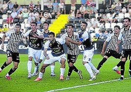 Pugna por ganar el balón en un córner, este domingo en Gal.