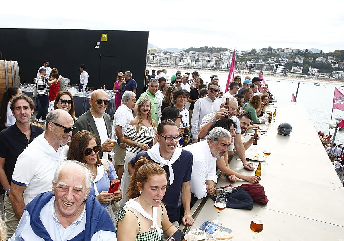 La terraza superior fue el lugar perfecto para seguir las regatas en buena compañía y para disfrutar de la buena compañía