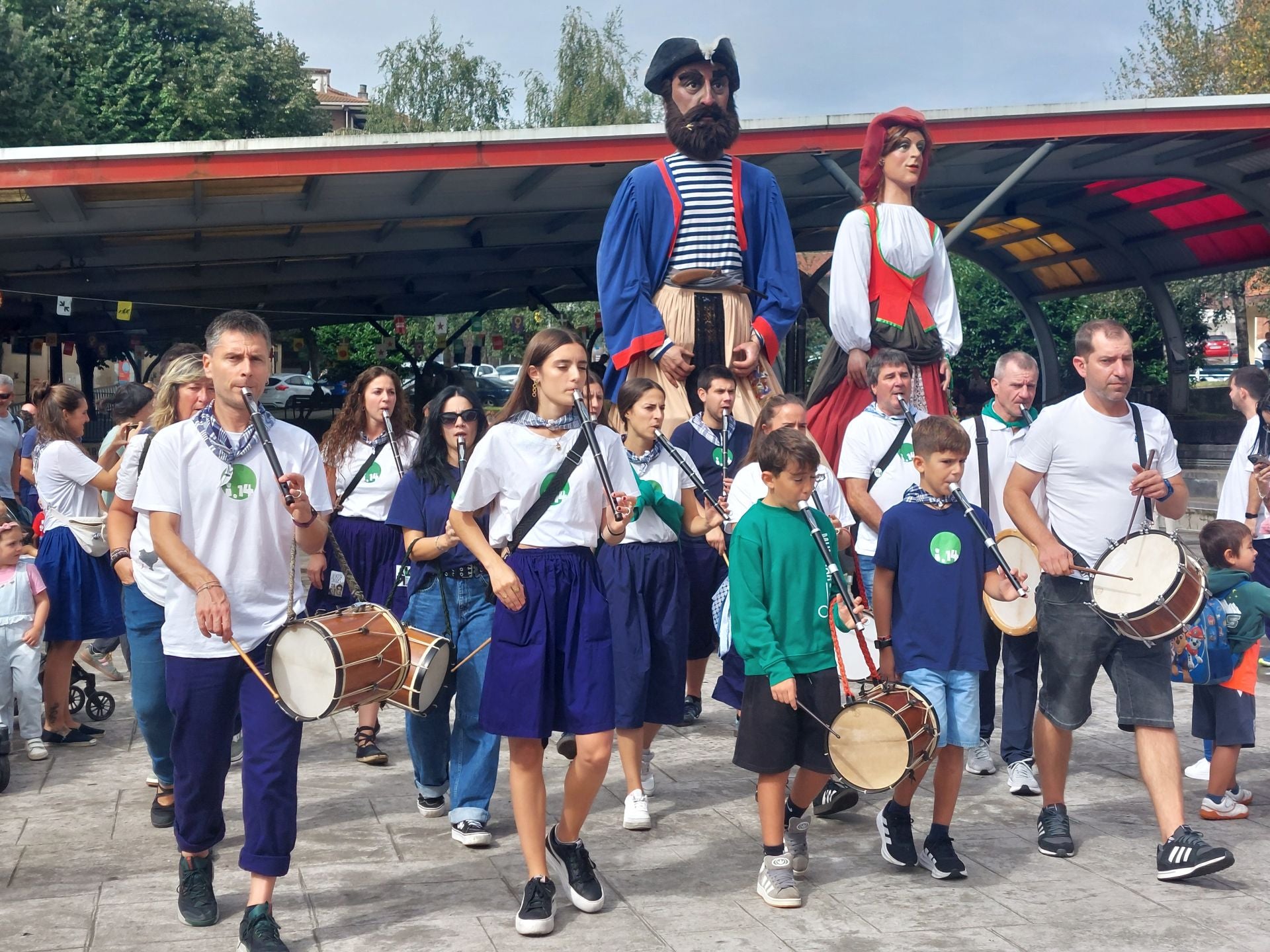 Multitud de lezoarras en el día del Santakrutz Eguna