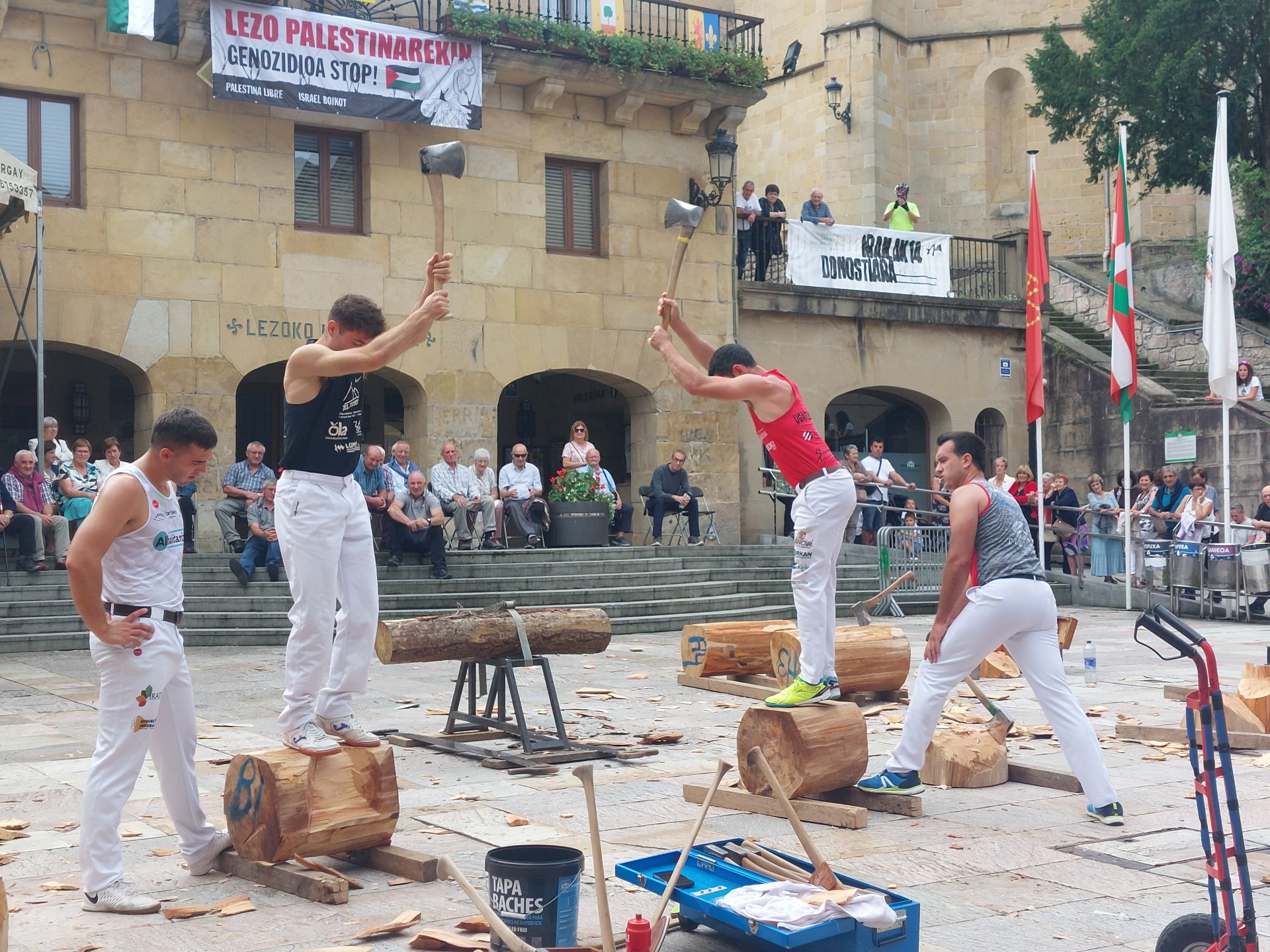 Multitud de lezoarras en el día del Santakrutz Eguna