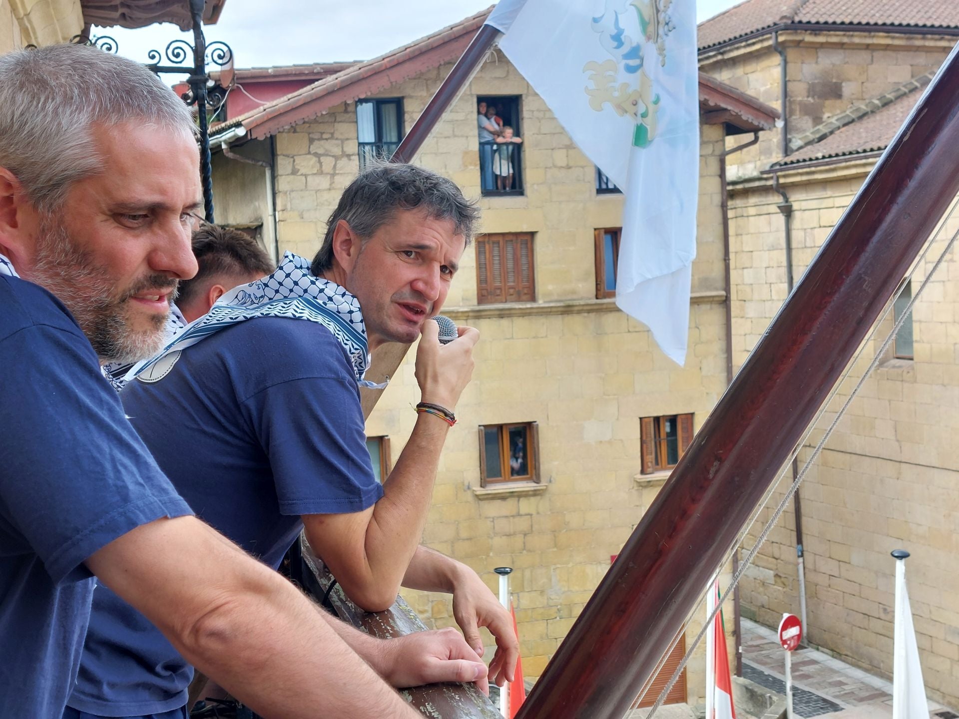 Multitud de lezoarras en el día del Santakrutz Eguna
