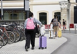 Turistas cerca de la estación de autobuses de Donostia.