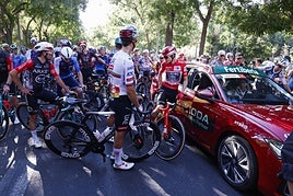Los ciclistas, con Vingegaard a la cabeza, detenidos por motivos de seguridad a causa de las manifestaciones propalestinas.