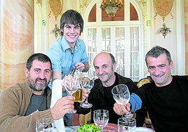 Los dos directores, con los actores Iban Garate y Ramon Agirre.