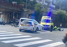 Servicios de emergencia atienden a uno de los heridos en el accidente entre dos motos en Donostia.