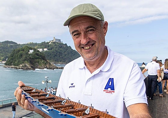 Etxabe posa con el trofeo Adegi a la mejor embarcación femenina guipuzcoana de La Concha.